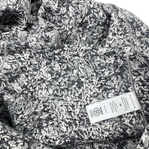 Athleta Salutation Stash Pocket Textured 7/8 Tight Legging Black Printed XS - Picture 6 of 11